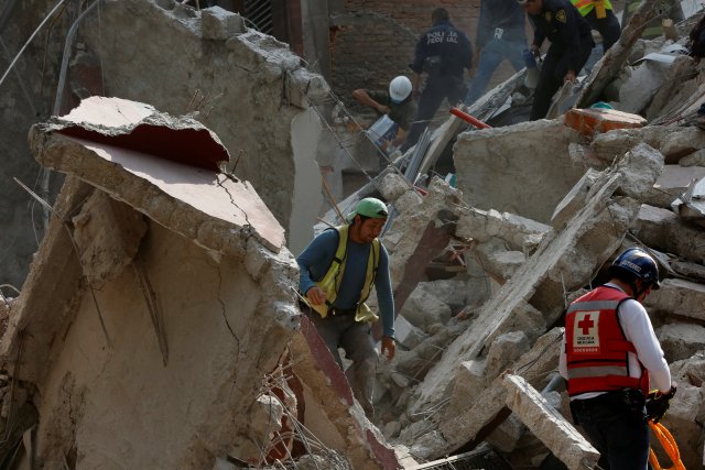 People clear rubble after an earthquake hit Mexico City, Mexico September 19, 2017. REUTERS/Carlos Jasso