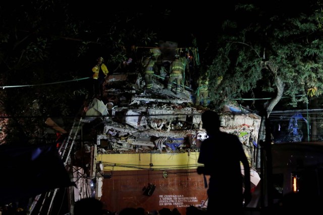 Rescue workers work at a collapsed building after an earthquake in Mexico City, Mexico September 19, 2017. Picture taken on September 19, 2017REUTERS/Carlos Jasso