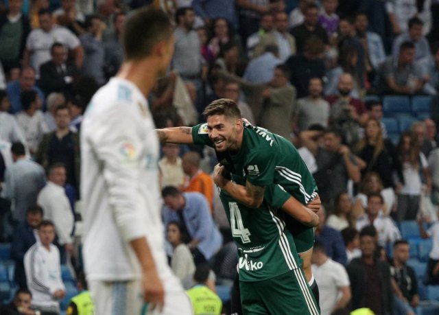 Javi García celebra tras marcar el gol que ledio la victoria al Betis sobre el Real Madrid. REUTERS/Sergio Perez