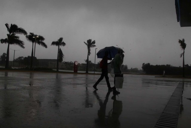 People walk before the arrival of Hurricane Maria in Punta Cana, Dominican Republic, September 20, 2017. REUTERS/Ricardo Rojas