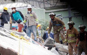 Carrera contra reloj para rescatar sobrevivientes bajo los escombros en México