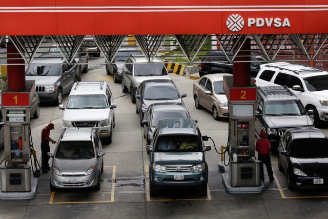 Motorists line up for fuel at a gas station of Venezuelan state-owned oil company PDVSA in Caracas, Venezuela September 21, 2017. REUTERS/Marco Bello