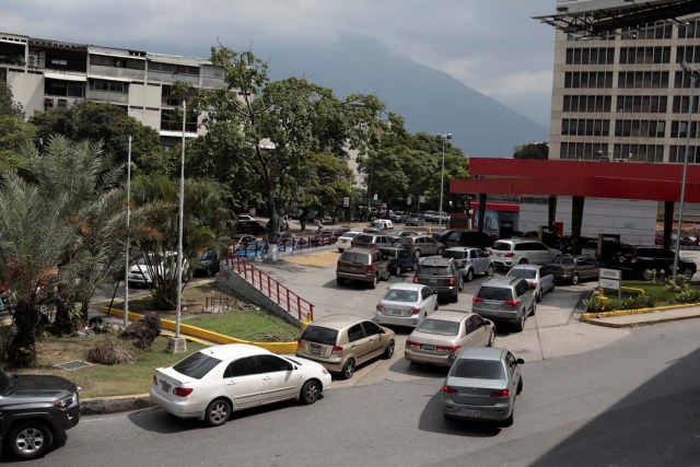 Motorists line up for fuel at a gas station of Venezuelan state-owned oil company PDVSA in Caracas, Venezuela September 21, 2017. REUTERS/Marco Bello