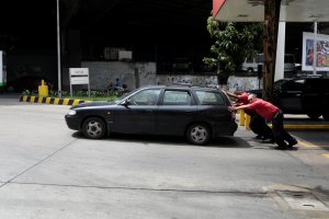 El Nuevo Herald: Escasez de gasolina en Venezuela abre un nuevo y peligroso frente al régimen de Maduro