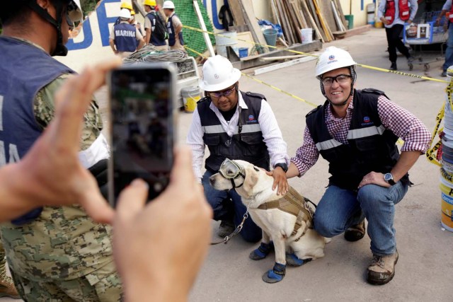 REFILE - CORRECTING BYLINE People pose for a picture with rescue dog Frida after an earthquake hit Mexico City, Mexico September 22, 2017. REUTERS/Jose Luis Gonzalez