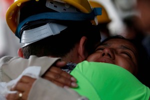 Esfuerzos desesperados por encontrar vida entre los escombros en México