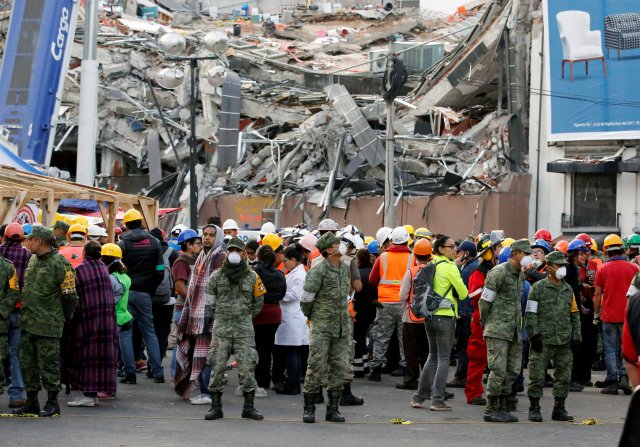  Soldados y equipo de rescate esperan a lo largo de la calle después de un temblor que se sintió en la Ciudad de México, México el 23 de septiembre de 2017. 2017. REUTERS / Henry Romero