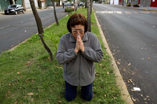 A woman prays after a tremor was felt in Mexico City, Mexico September 23, 2017. REUTERS/Jose Luis Gonzalez