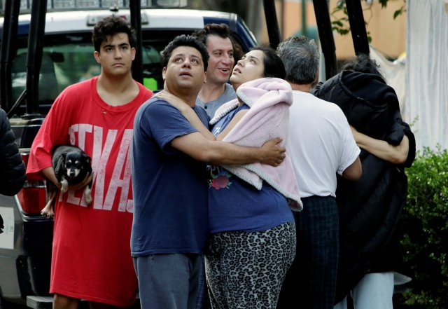 La gente está parada en una calle después de un temblor en la Ciudad de México, México, 23 de septiembre de 2017. REUTERS / Jose Luis Gonzalez