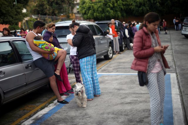 La gente se reúne en una calle después de un temblor que se sintió en Ciudad de México, México, 23 de septiembre de 2017. REUTERS / Edgard Garrido