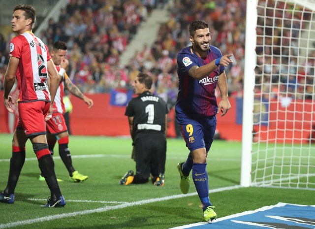 El delantero del Barcelona Luis Suárez celebra uno de los tantos de la victoria 3-0 de su equipo ante el Girona por la liga española. REUTERS/Albert Gea.