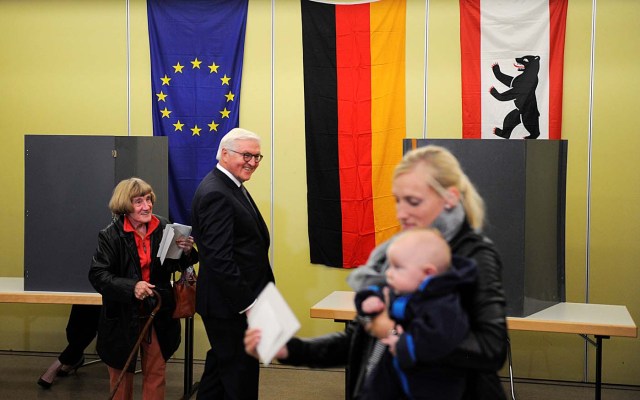 German President Frank-Walter Steinmeier casts his vote on election day in Berlin, Germany September 24, 2017. REUTERS/Stefanie Loos