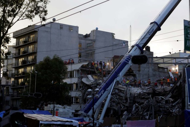 Soldiers, members of rescue teams and volunteers work in the rubble of a collapsed building, after an earthquake in Mexico City, Mexico September 24, 2017. REUTERS/Daniel Becerril