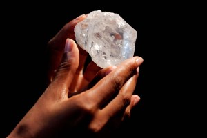 Venden el mayor diamante bruto del mundo por 53 millones de dólares (fotos)