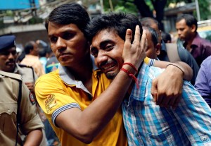Al menos 22 muertos en una estampida en una estación de tren de Bombay