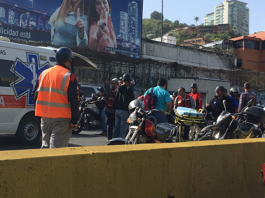 Reportan choque entre motorizado y un autobús en la autopista Prados del Este