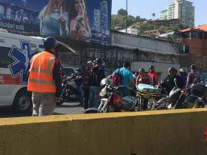 Reportan choque entre motorizado y un autobús en la autopista Prados del Este