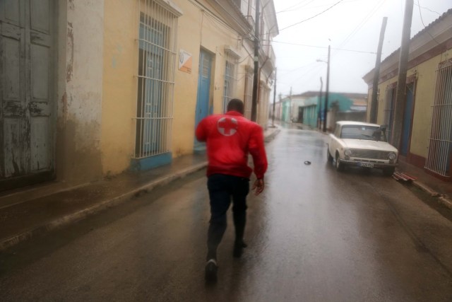 HAB01. REMEDIOS (CUBA), 09/09/17.- Un trabajador de la Cruz Roja cubana recorre las calles de la ciudad de Remedios, en el centro de Cuba, durante el paso del huracán Irma hoy, sábado 09 de septiembre. El centro de Cuba amaneció con los estragos causados por los vientos huracanados, de entre 160 y 190 kilómetros por hora, con los Irma azotó la corta norte durante la noche, informan medios oficiales de la isla. EFE/Alejandro Ernesto