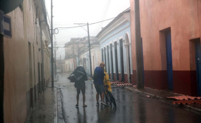 HAB01. REMEDIOS (CUBA), 09/09/17.- Tres hombres caminan por las calles de la ciudad de Remedios, en el centro de Cuba, durante el paso del huracán Irma hoy, sábado 09 de septiembre. El centro de Cuba amaneció con los estragos causados por los vientos huracanados, de entre 160 y 190 kilómetros por hora, con los Irma azotó la corta norte durante la noche, informan medios oficiales de la isla. EFE/Alejandro Ernesto