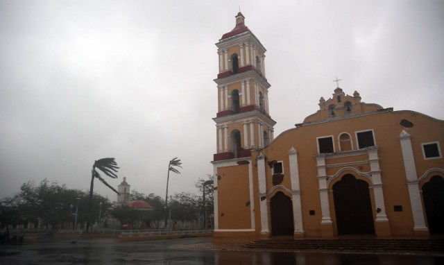 HAB01. REMEDIOS (CUBA), 09/09/17.- Vista de la catedral de la ciudad de Remedios, en el centro de Cuba, durante el paso del huracán Irma hoy, sábado 09 de septiembre. El centro de Cuba amaneció con los estragos causados por los vientos huracanados, de entre 160 y 190 kilómetros por hora, con los Irma azotó la corta norte durante la noche, informan medios oficiales de la isla. EFE/Alejandro Ernesto