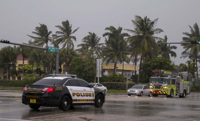 ELX02. Miami (United States), 09/09/2017.- Emergency vehicles patrol along US 1 highway leading out of the Florida Keys as the weather conditions deteriorate from Hurricane Irma in Florida City, Florida, USA, 09 September 2017. Many areas are under mandatory evacuation orders as Irma approaches Florida. (Estados Unidos) EFE/EPA/ERIK S. LESSER