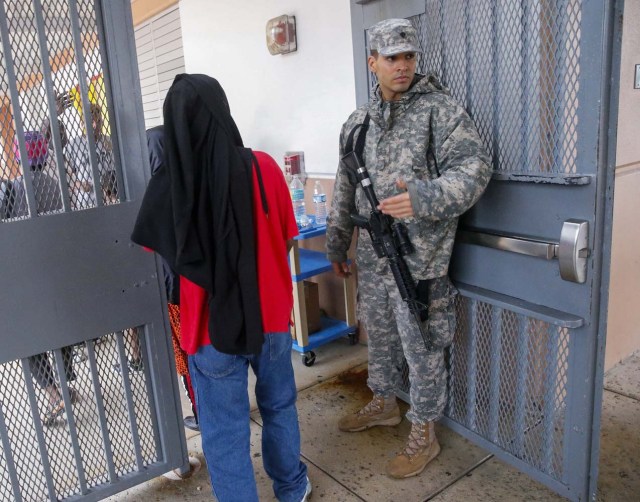 ELX02. Miami (United States), 09/09/2017.- A Florida National Guard soldier watches the entrance of a hurricane evacuation center at South Dade Senior High School as the conditions deteriorate from Hurricane Irma in Homestead, Florida, USA, 09 September 2017. Many areas are under mandatory evacuation orders as Irma approaches Florida. (Estados Unidos) EFE/EPA/ERIK S. LESSER