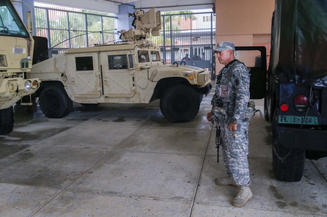 ELX02. Miami (United States), 09/09/2017.- A Florida National Guard soldier watches the entrance of a hurricane evacuation center at South Dade Senior High School as the conditions deteriorate from Hurricane Irma in Homestead, Florida, USA, 09 September 2017. Many areas are under mandatory evacuation orders as Irma approaches Florida. (Estados Unidos) EFE/EPA/ERIK S. LESSER