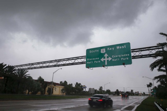 ELX02. Miami (United States), 09/09/2017.- A vehicle drives along US 1 highway leading to the Florida Keys as the weather conditions deteriorate from Hurricane Irma in Florida City, Florida, USA, 09 September 2017. Many areas are under mandatory evacuation orders as Irma approaches Florida. (Estados Unidos) EFE/EPA/ERIK S. LESSER