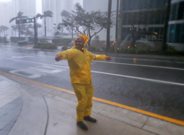 ELX01. Miami (United States), 10/09/2017.- A man braves the elements as the full effects of Hurricane Irma strike in Miami, Florida, USA, 10 September 2017. Many areas are under mandatory evacuation orders as Irma approaches Florida. The National Hurricane Center has rated Irma as a Category 4 storm as the eye crosses the lower Florida Keys. (Estados Unidos) EFE/EPA/ERIK S. LESSER