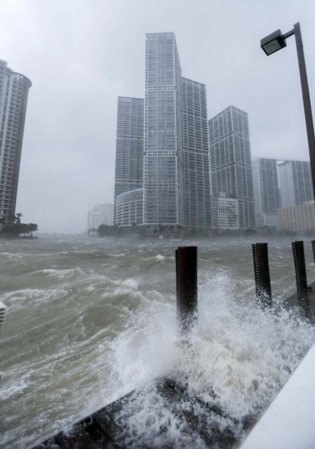 ELX01. Miami (United States), 10/09/2017.- The rough waters where the Miami River meets Biscayne Bay shows the full effects of Hurricane Irma strike in Miami, Florida, USA, 10 September 2017. Many areas are under mandatory evacuation orders as Irma approaches Florida. The National Hurricane Center has rated Irma as a Category 4 storm as the eye crosses the lower Florida Keys. (Estados Unidos) EFE/EPA/ERIK S. LESSER