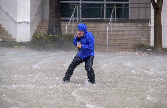 ELX01. Miami (United States), 10/09/2017.- Meteorologist Mike Seidel of the The Weather Channel fights fierce winds and flooded streets while reporting on the full effects of Hurricane Irma's strike in Miami, Florida, USA, 10 September 2017. Many areas are under mandatory evacuation orders as Irma approaches Florida. The National Hurricane Center has rated Irma as a Category 4 storm as the eye crosses the lower Florida Keys. (Estados Unidos) EFE/EPA/ERIK S. LESSER