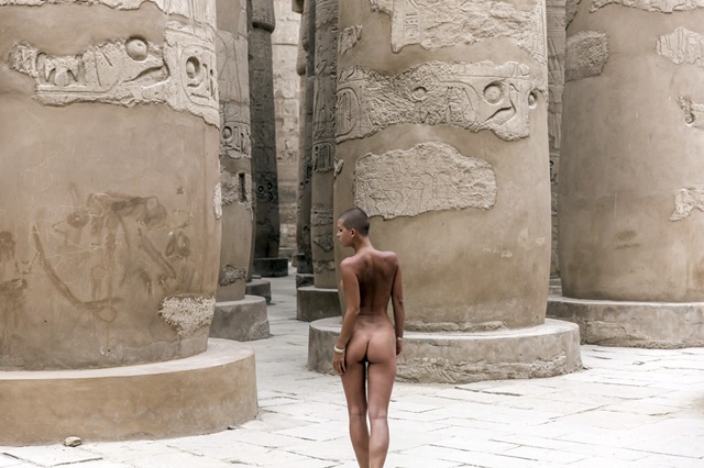 GRA008. EL CAIRO, 14/09/2017.- Fotografía facilitada por el fotógrafo Jesse Walker de la modelo belga Marisa Papen posando desnuda en las pirámides de Guiza, a las afueras de El Cairo, y en el Templo de Karnak (Luxor), en el marco de un proyecto fotográfico que realiza alrededor del mundo. La modelo belga Marisa Papen quiso emular desnuda la figura de la reina egipcia Nefertari durante una sesión fotográfica frente a las legendarias pirámides de Guiza y en el majestuoso Templo de Karnak, pero las imágenes en las que aparece despojada de toda vestimenta han enfadado al Gobierno egipcio. Un reto fotográfico alrededor del mundo llevaron a Papen y a su fotógrafo Jesse Walker, el pasado mes de marzo, a aterrizar en Egipto para un periplo de ocho días, con el objetivo de inmortalizarse desnuda junto a los milenarios templos faraónicos. No todo marchó como esperaban y una de las noches la pasaron en prisión en la ciudad de Luxor (sur) tras ser arrestados por la policía turística. El motivo: desnudarse en el Templo de Karnak. EFE/Jesse Walker ***SÓLO USO EDITORIAL***