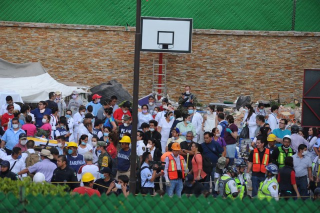 MEX145 CIUDAD DE MÉXICO (MÉXICO), 19/09/2017.- Rescatistas y voluntarios trabajan en las tareas de rescate en el Colegio Enrique Rebsamen hoy, martes 19 de septiembre de 2017, en Ciudad de México (México). Por lo menos 20 niños y dos adultos murieron, y otras 38 personas están desaparecidas, en una escuela que se derrumbó en el sur de Ciudad de México a causa del sismo que hoy sacudió amplias porciones del país, informó el presidente Enrique Peña Nieto. EFE/STR