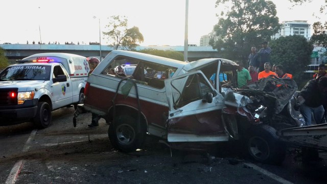 Foto: Un fallecido y dos lesionados tras accidente en la autopista Francisco Fajardo  / @paramedicosmtt
