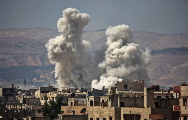 El humo se agita tras el bombardeo del 29 de septiembre de 2017, área de rebeldes del distrito de Jobar, al este de la capital siria, Damasco.