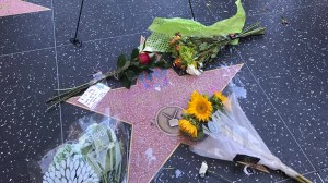 Colocan flores en la estrella de Hugh Hefner en Hollywood (video)