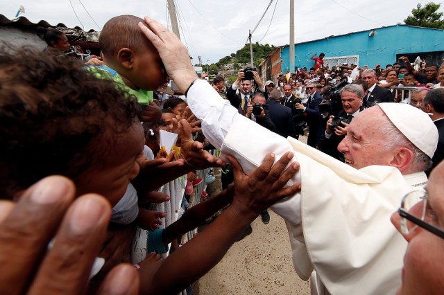 Pope Francis greets people in a neighbourhood in Cartagena, Colombia September 10, 2017.   REUTERS/Stefano Rellandini