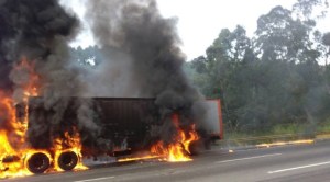 Reportan retraso vehicular por el incendio de una gandola en Tazón