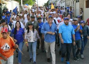 Ismael García recorrió calles del Barrio San Luis en Maracay