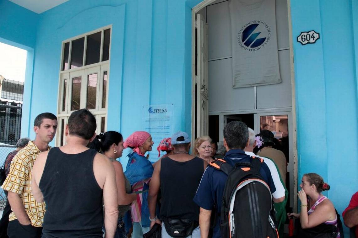 Los cubanos se ponen en fila en un cibercafé en La Habana. STR (Foto: AFP)