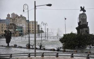 La Habana amanece con su emblemático Malecón anegado por la furia de Irma