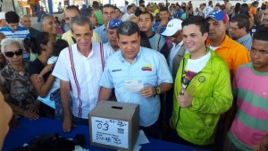 Luis Parra ejerció su derecho al voto en compañía de sus contendedores