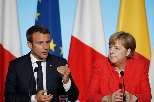 PAR943. PARÍS (FRANCIA), 28/08/2017.- El presidente francés Emmanuel Macron (i) y la canciller alemana Angela Merkel, participan en una rueda de prensa hoy, lunes 28 de agosto de 2017, en el Palacio del Eliseo, en París (Francia). Líderes de Francia, Alemania, España e Italia se reunieron hoy en París con sus pares de Niger, Chad y Libia para discutir sobre mecanismos para controlar la inmigración. EFE/Yoan Valat