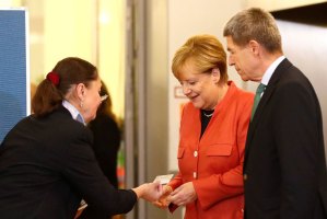 Merkel vota en Berlín junto con su esposo Joachim Sauer