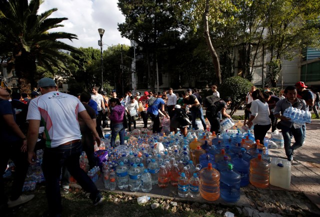 People donate water for rescue workers and victims after an earthquake hit Mexico City, Mexico September 19, 2017. REUTERS/Carlos Jasso