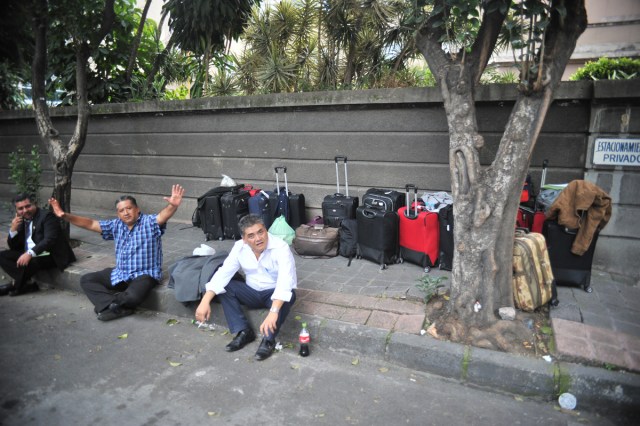 People remain on the street with suitcases after a powerful quake in Mexico City on September 19, 2017. A powerful earthquake shook Mexico City on Tuesday, causing panic among the megalopolis' 20 million inhabitants on the 32nd anniversary of a devastating 1985 quake. The US Geological Survey put the quake's magnitude at 7.1 while Mexico's Seismological Institute said it measured 6.8 on its scale. The institute said the quake's epicenter was seven kilometers west of Chiautla de Tapia, in the neighboring state of Puebla.  / AFP PHOTO / ROCIO VAZQUEZ