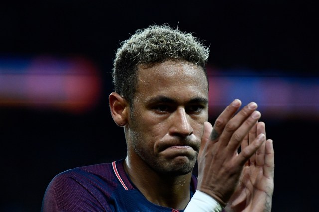 El delantero brasileño de Paris Saint-Germain Neymar en el partido de fútbol francés L1 entre el Paris Saint-Germain y el Olympique Lyonnais en el Parc des Princes Stadium en París el 17 de septiembre de 2017. SIMON / AFP PHOTO / CHRISTOPHE SIMON
