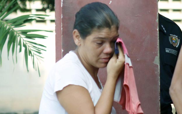 Noelí Pérez, hija de Ninfa Pérez, se secaba las lágrimas cuando podía estar a solas con el recuerdo de su madre. Foto: José Gil
