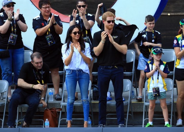 TORONTO, ON - SEPTEMBER 25: Prince Harry (R) and Meghan Markle (L) attend a Wheelchair Tennis match during the Invictus Games 2017 at Nathan Philips Square on September 25, 2017 in Toronto, Canada.   Vaughn Ridley/Getty Images for the Invictus Games Foundation/AFP