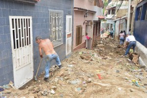 Desbordamiento de quebrada Los Mónicas en Vargas dejó más de 10 viviendas colapsadas